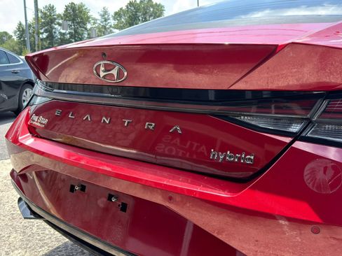 Used 2022 Hyundai Elantra Limited w/ Preferred Accessory Package FWD image 12