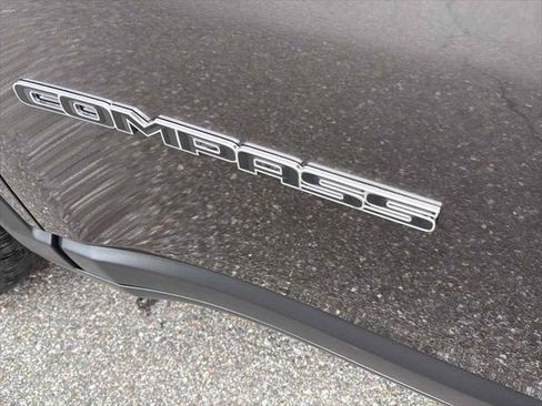 Used 2022 Jeep Compass Limited image 9