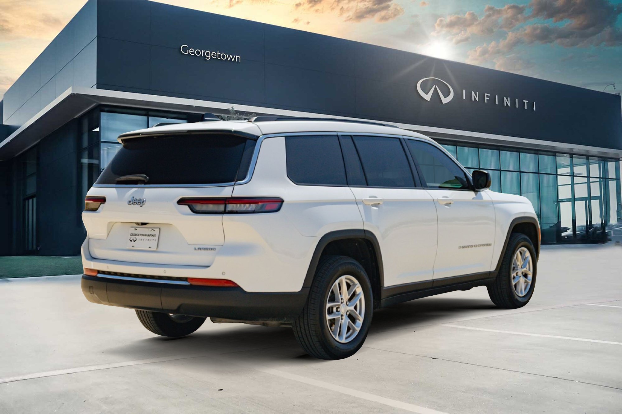 Used 2025 Jeep Grand Cherokee L Laredo RWD image 5
