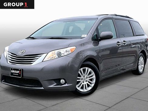 Used 2017 Toyota Sienna XLE image 1