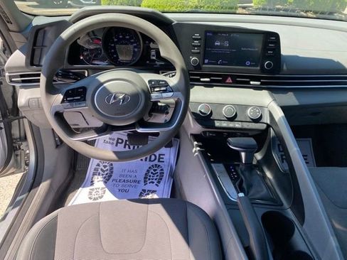 Used 2022 Hyundai Elantra SE w/ Cargo Package FWD image 8