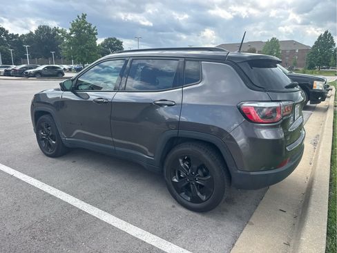 Used 2018 Jeep Compass Latitude FWD image 3