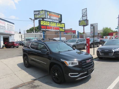 Used 2018 GMC Acadia SLT w/ LPO, Black Accent Package AWD/4WD image 3