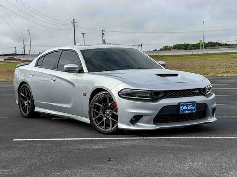 Used 2019 Dodge Charger Scat Pack w/ Technology Group RWD image 2