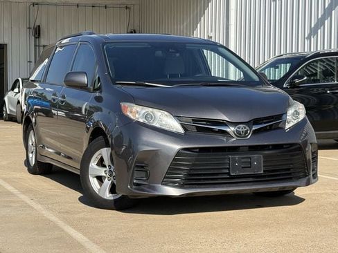 Used 2019 Toyota Sienna LE w/ LE Preferred Package FWD image 2