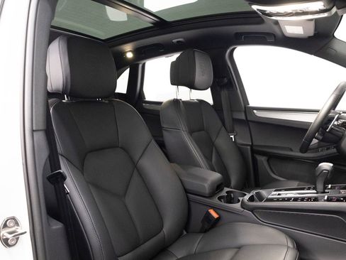 Certified 2026 Porsche Macan AWD/4WD image 31