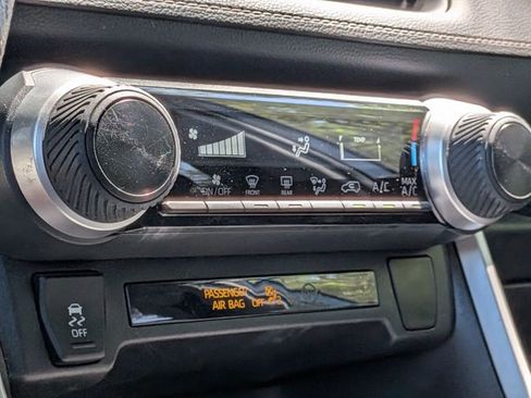 Used 2021 Toyota RAV4 LE image 8