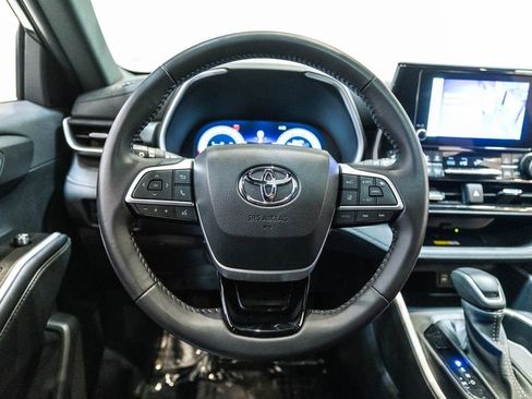 Used 2025 Toyota Highlander XSE AWD/4WD image 16