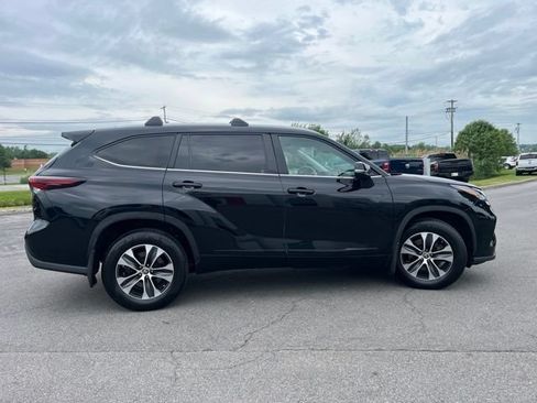 Used 2024 Toyota Highlander XLE AWD/4WD image 6