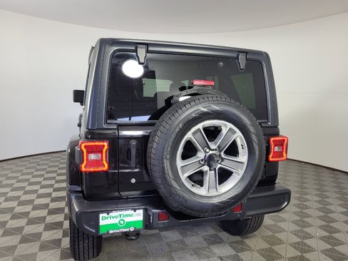 Used 2018 Jeep Wrangler Unlimited Sahara AWD/4WD image 6