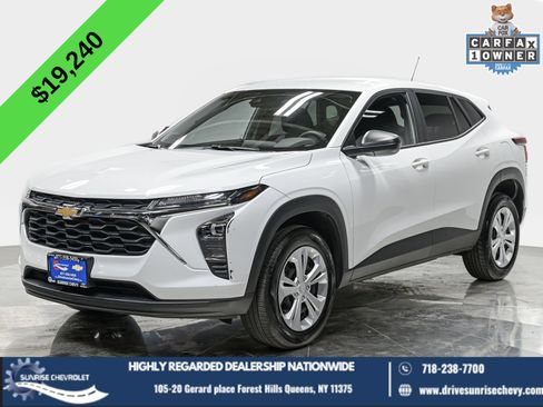 Used 2025 Chevrolet Trax LS FWD image 1