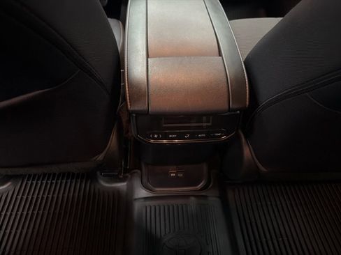 Used 2022 Toyota Highlander LE FWD image 24