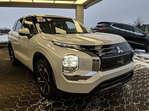 Used 2022 Mitsubishi Outlander ES image 3