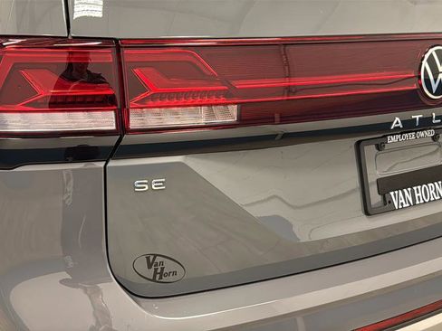 Used 2025 Volkswagen Atlas Peak Edition SE image 38