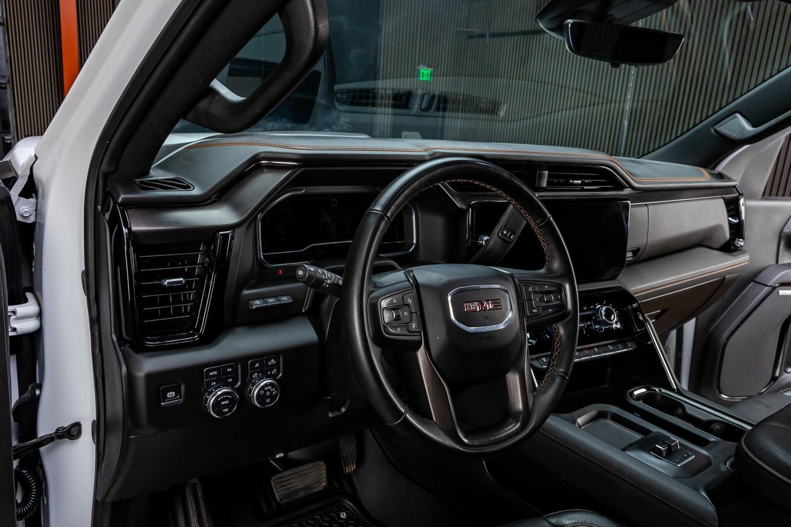 Used 2025 GMC Sierra 2500 AT4 w/ AT4 Premium Plus Package AWD/4WD image 14