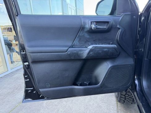 Used 2021 Toyota Tacoma TRD Off-Road w/ Technology Package image 11