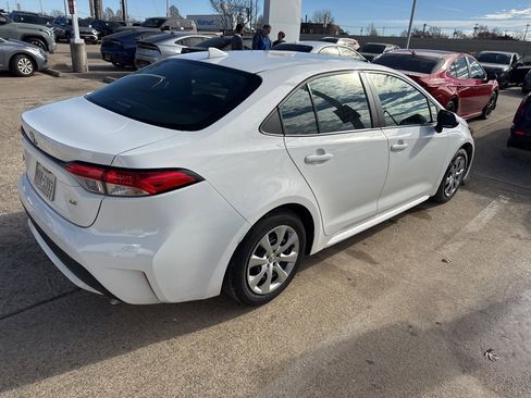 Used 2020 Toyota Corolla LE image 3