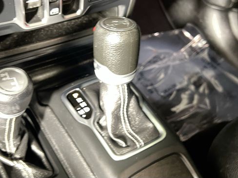 Used 2019 Jeep Wrangler Unlimited Sahara w/ Uconnect 4C Nav & Sound Group AWD/4WD image 24