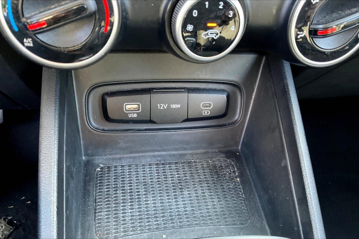 Used 2024 Hyundai Venue SE FWD image 31