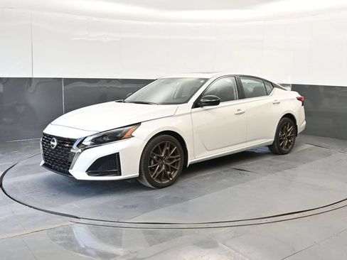 Used 2025 Nissan Altima 2.5 SR w/ SR Premium Package AWD/4WD image 8
