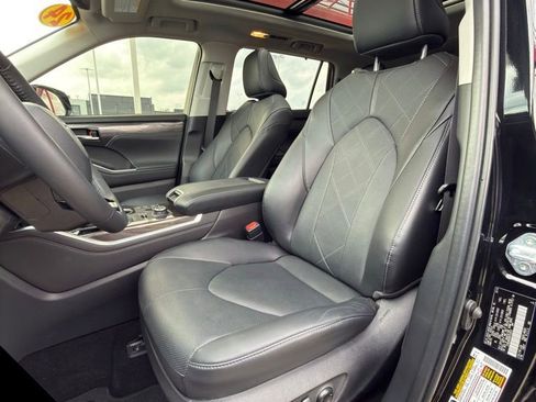 Used 2024 Toyota Highlander Platinum image 13
