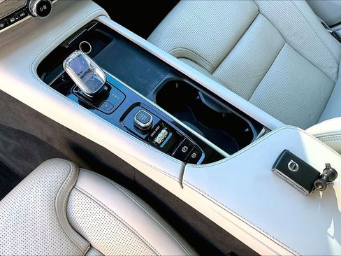 Used 2021 Volvo XC90 T8 Inscription w/ Lounge Package image 17