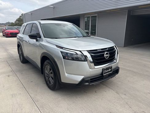 Used 2024 Nissan Pathfinder S image 3