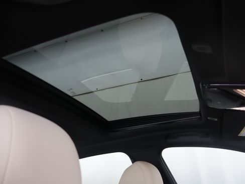 Used 2019 BMW 530i xDrive w/ Convenience Package image 3