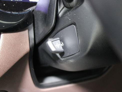 Used 2023 BMW 530e w/ M Sport Package image 21