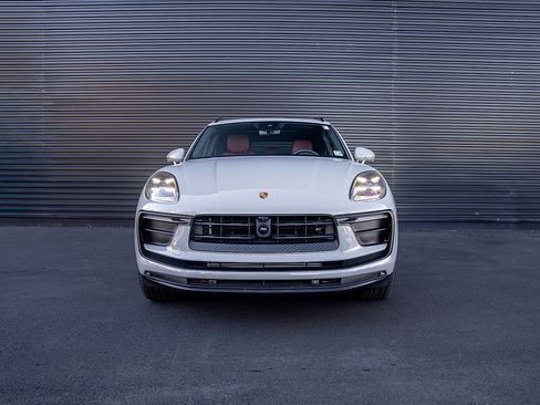 Used 2025 Porsche Macan image 24
