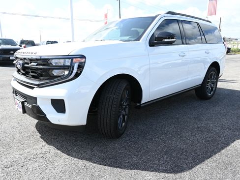 New 2027 Ford Expedition Platinum w/ Stealth Appearance Package AWD/4WD image 9