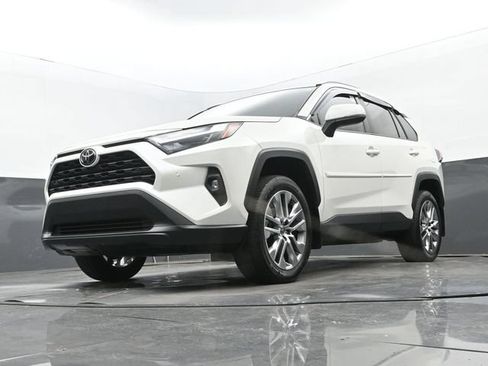 Used 2022 Toyota RAV4 XLE Premium AWD/4WD image 28