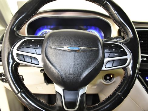 Used 2019 Chrysler Pacifica Touring-L FWD image 19