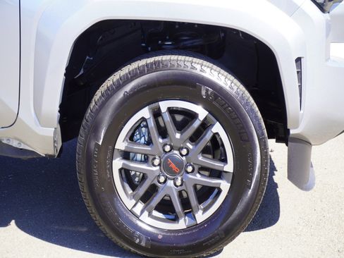 Used 2025 Toyota Tacoma TRD Sport AWD/4WD image 5