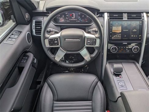 Used 2025 Land Rover Discovery S image 12