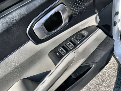 Used 2024 Kia Sorento S FWD image 13