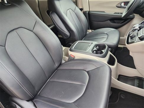 Used 2024 Chrysler Pacifica Touring-L image 13