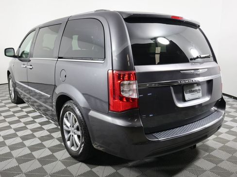 Used 2014 Chrysler Town & Country Touring-L image 4