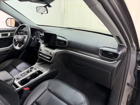 Used 2022 Ford Explorer XLT w/ Equipment Group 202A AWD/4WD image 13