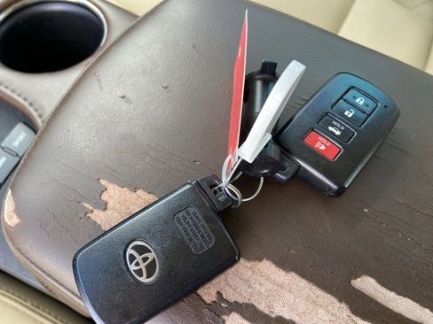 Used 2017 Toyota Avalon Touring image 42