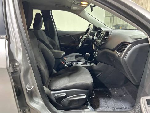 Used 2019 Jeep Cherokee Latitude w/ Popular Appearance Group image 8