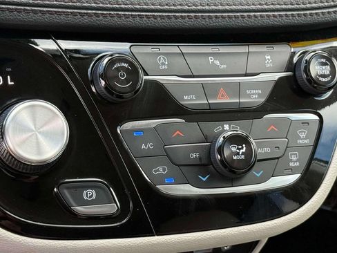 Used 2019 Chrysler Pacifica Limited FWD image 39