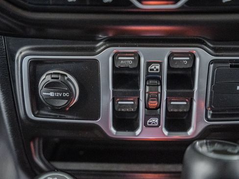 Used 2018 Jeep Wrangler Unlimited Sahara AWD/4WD image 31