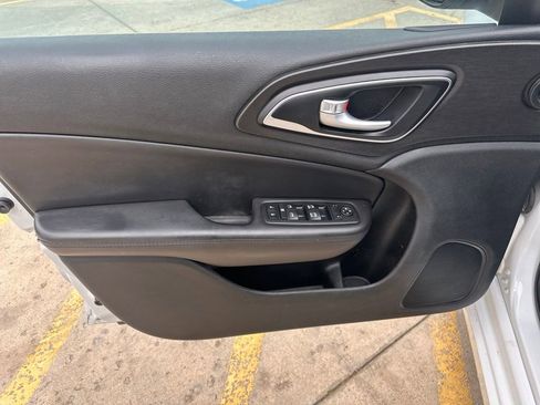 Used 2017 Chrysler 200 Limited Platinum FWD image 9
