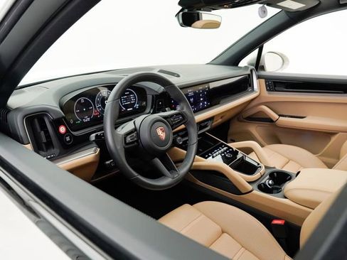 Certified 2026 Porsche Cayenne AWD/4WD image 5