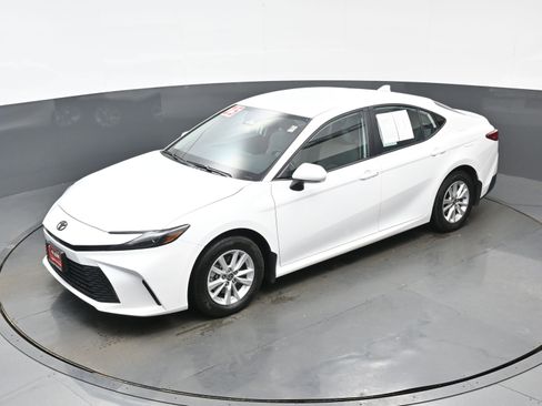 Used 2025 Toyota Camry LE w/ Convenience Package image 35