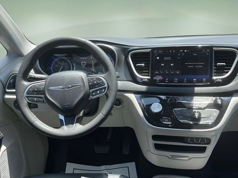 Used 2023 Chrysler Pacifica Touring-L FWD image 13