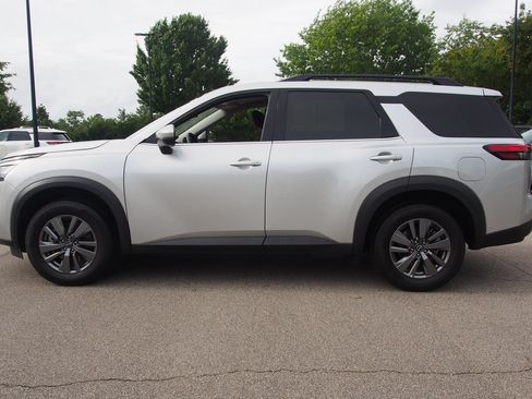 Used 2025 Nissan Pathfinder SV FWD image 4