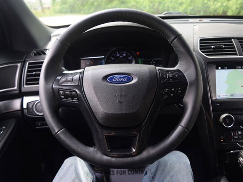 Used 2018 Ford Explorer XLT w/ Equipment Group 202A image 4