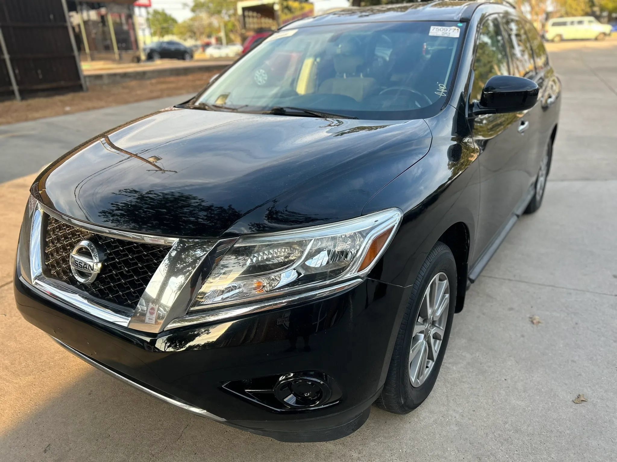 Used 2014 Nissan Pathfinder SV w/ Trailer Tow Package FWD image 2